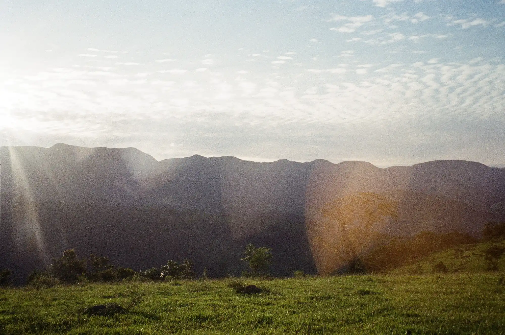Serra recortada pela luz sobre os campos